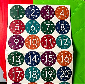 Πακέτο με 24 χάρτινα φακελάκια σε φωτεινά χρώματα και 24 αυτοκόλλητα (1-24) για ημερολόγιο αντίστροφής μέτρησης