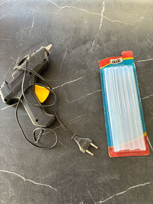 Hot glue gun like new with sticks