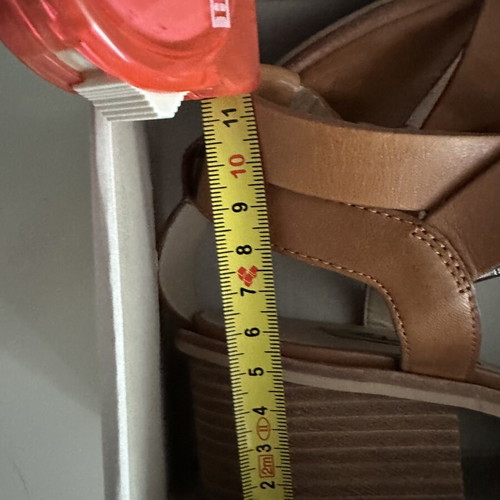 Clarks Narrative leather sandals size 39, tan, like new