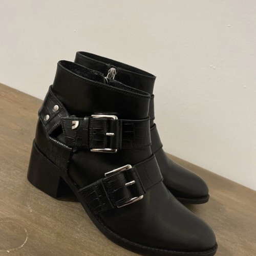 Gioseppo leather ankle boots like new, size 37, black with buckles