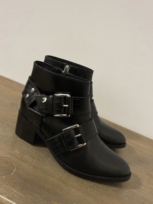 Gioseppo leather ankle boots like new, size 37, black with buckles