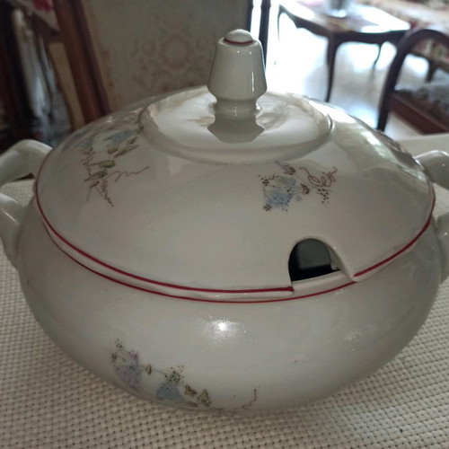 Porcelain soup tureen and sauce boat set very good condition, vintage