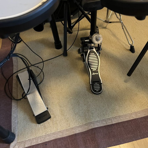 Roland Electronic Drums TD-07 like new with pedal and seat