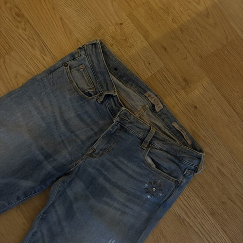 Guess low waist vintage jean like new, size S 36 8, blue