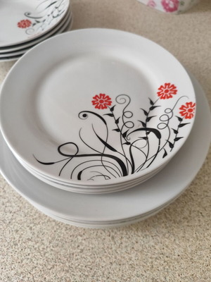 Dinnerware set 14 pieces plates