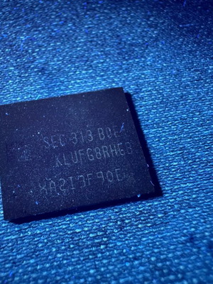 Samsung KLUFG8RHGB-B0E1 512GB UFS 3.1 BGA 153 IC memory used