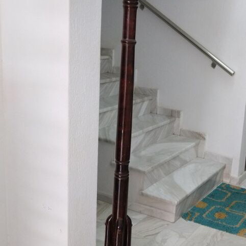 Ξύλινος καλόγερος μεταχειρισμένος, ψηλός με σφαιρικές κορυφές και φαρδιά βάση τεσσάρων ποδιών