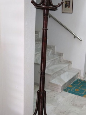 Ξύλινος καλόγερος μεταχειρισμένος, ψηλός με σφαιρικές κορυφές και φαρδιά βάση τεσσάρων ποδιών