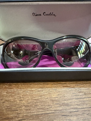 Γυαλιά Gucci σαν καινούργια, μαύρα και ασημί