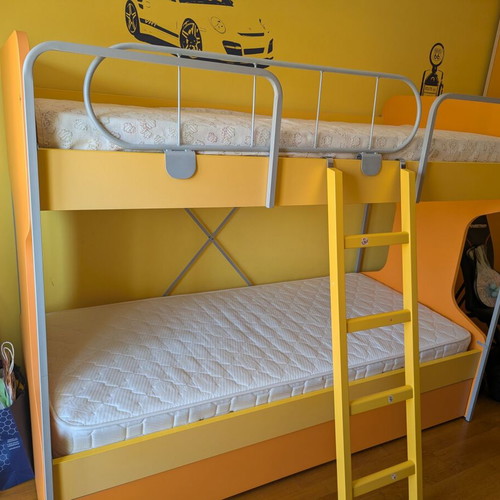 Modeco Top children's bunk bed with 3 beds and mattresses like new