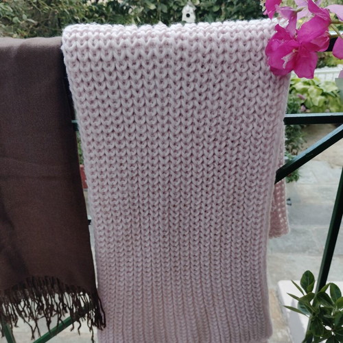 Scarves, shawls and pashminas like new, various colors and designs