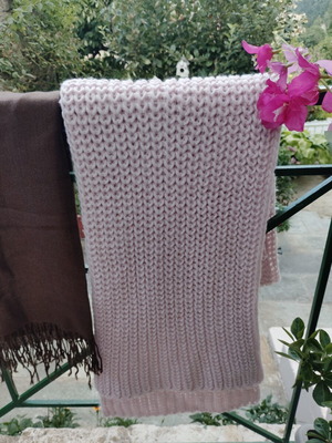 Scarves, shawls and pashminas like new, various colors and designs