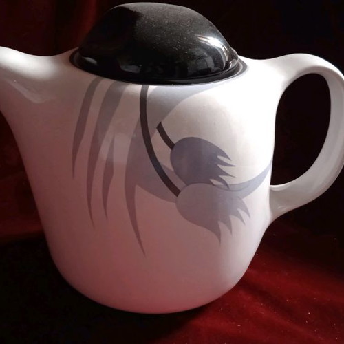 Teapot new, height 16 cm, circumference 46