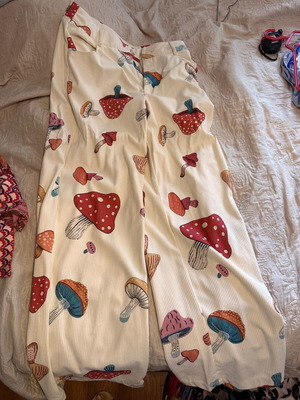 Pants new, size M, white with mushroom pattern