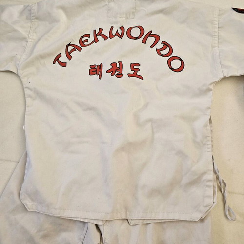 Taekwondo uniform size 106 like new with 2 belts