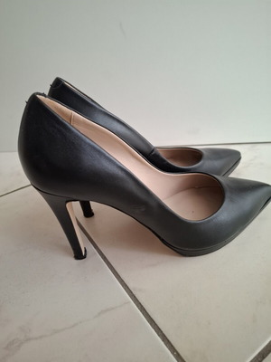 Black Pumps size 37 like new