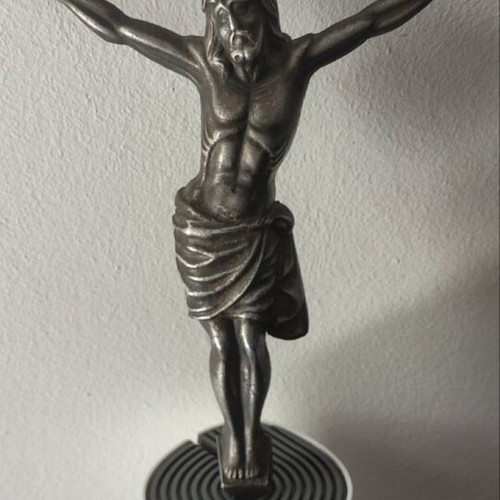 Metal crucifix statue like new