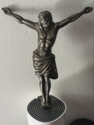 Metal crucifix statue like new