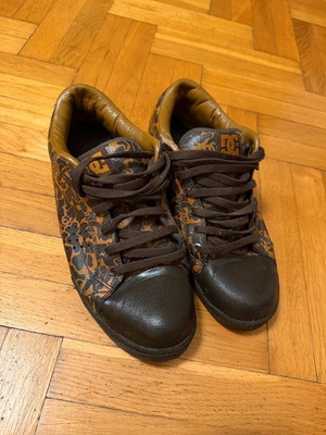 DC casual shoes used brown with orange details size 43