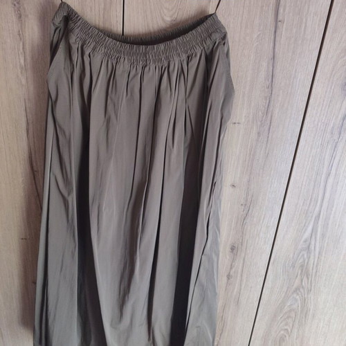 Zara khaki skirt like new, wide fit with pockets and elastic waist
