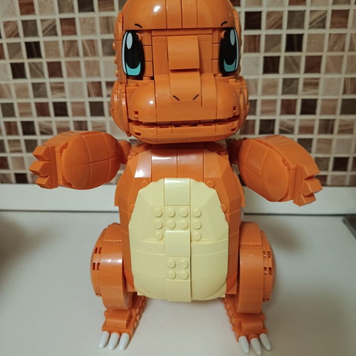 Mega Pokemon Jumbo Charmander figure with 750 compatible bricks