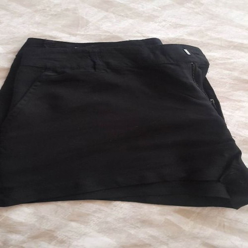 Black H&M shorts No32 new, 100% viscose with pockets