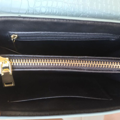 Bag like new with detachable strap and magnetic clasp