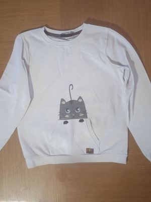 AKO sweatshirt size 10-11 years like new, white