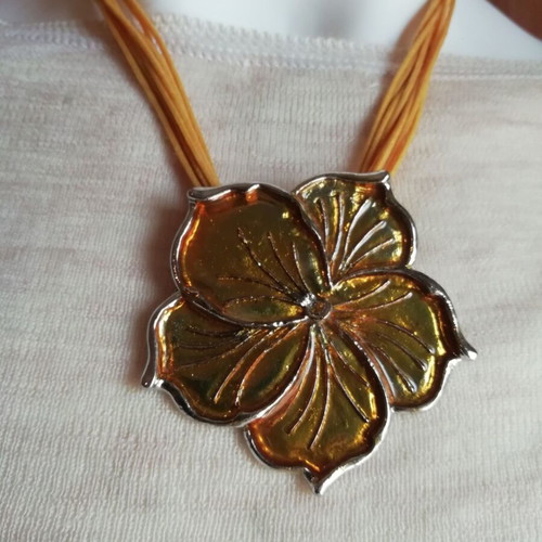 Steel flower necklace yellow to gold, new with 9 cords