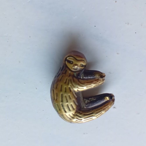 Sloth miniature statuette pendant used, gold-plated copper 1.5 cm