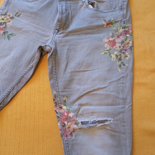 Denim jean Zara like new with floral design, elastic fit
