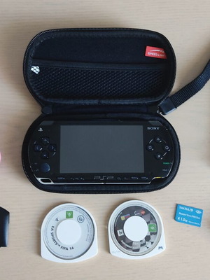 Sony PlayStation Portable (PSP) 1004 like new with extras