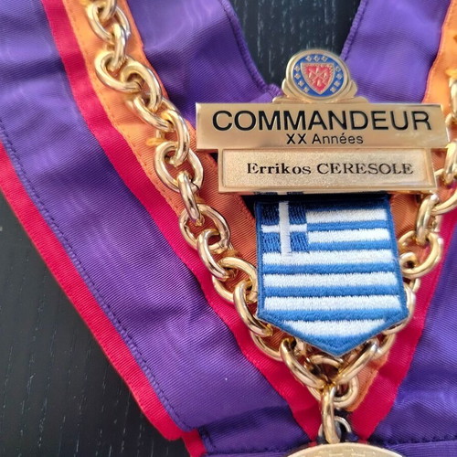 Medal with purple ribbon used, CPMMANDEUR distinction of CHAINE DES ROTISSEURS