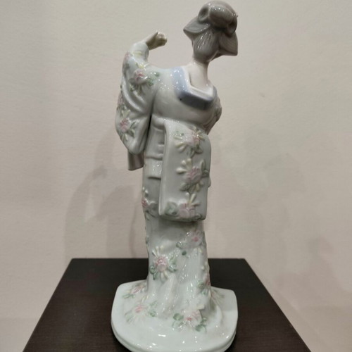 Vintage Porcelain Geisha Figurine with Fan 25 cm like new