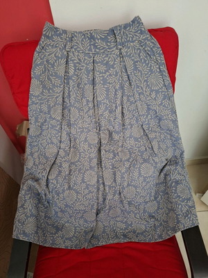 Midi skirt with patterns, elastic and pockets like new, beige and blue, size M