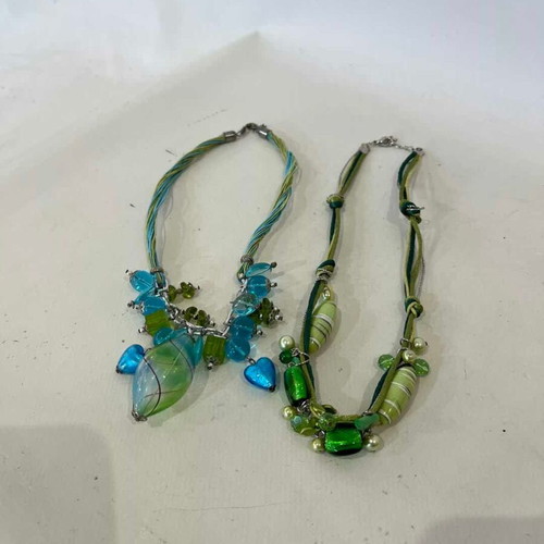 Set of 2 vintage women's necklaces with blue and green beads, 22cm