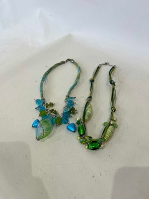 Set of 2 vintage women's necklaces with blue and green beads, 22cm