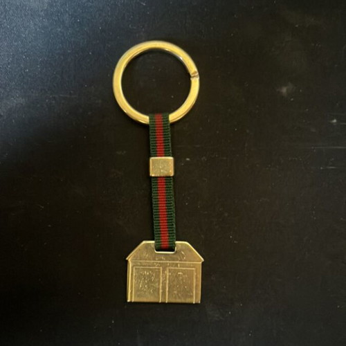 Gucci keychain like new, gold color