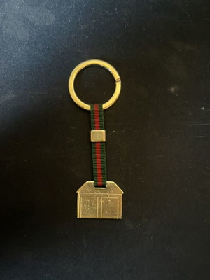 Gucci keychain like new, gold color