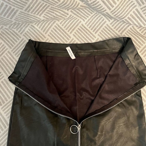 Celestino black leather skirt used, size Large with zipper