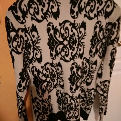 Cardigan new medium with ecru and black pattern