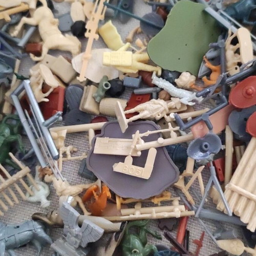 Modeling figures set with statues, horses, forts, shields, weapons