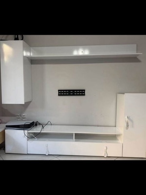 Λευκό σύνθετο τηλεόρασης λάκα σαν καινούργιο με ντουλάπια, ρυθμιζόμενο ύψος