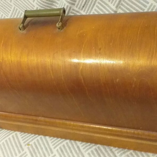 Pavlin sewing machine in excellent condition with wooden case