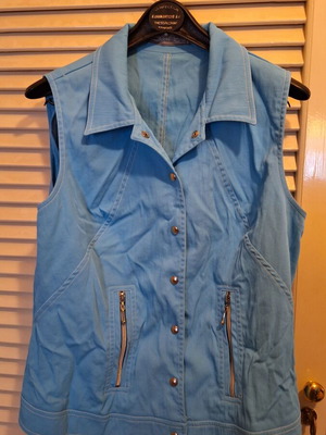Occhiblu blue vest like new, size M
