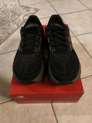 New Balance More V6 MMORLA6 running shoes like new, size 42