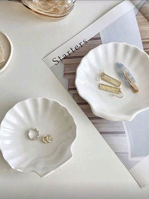 Shell-shaped jewelry holders, set of 2, white plastic