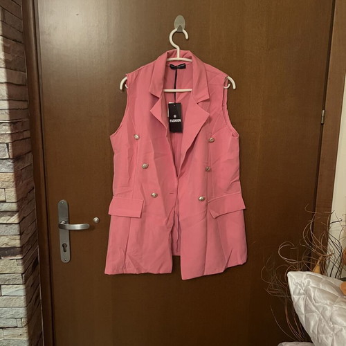 Pink sleeveless vest like new, very light