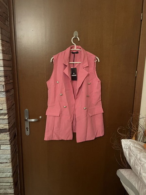 Pink sleeveless vest like new, very light