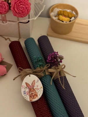 Beeswax candle with hanging keychain new